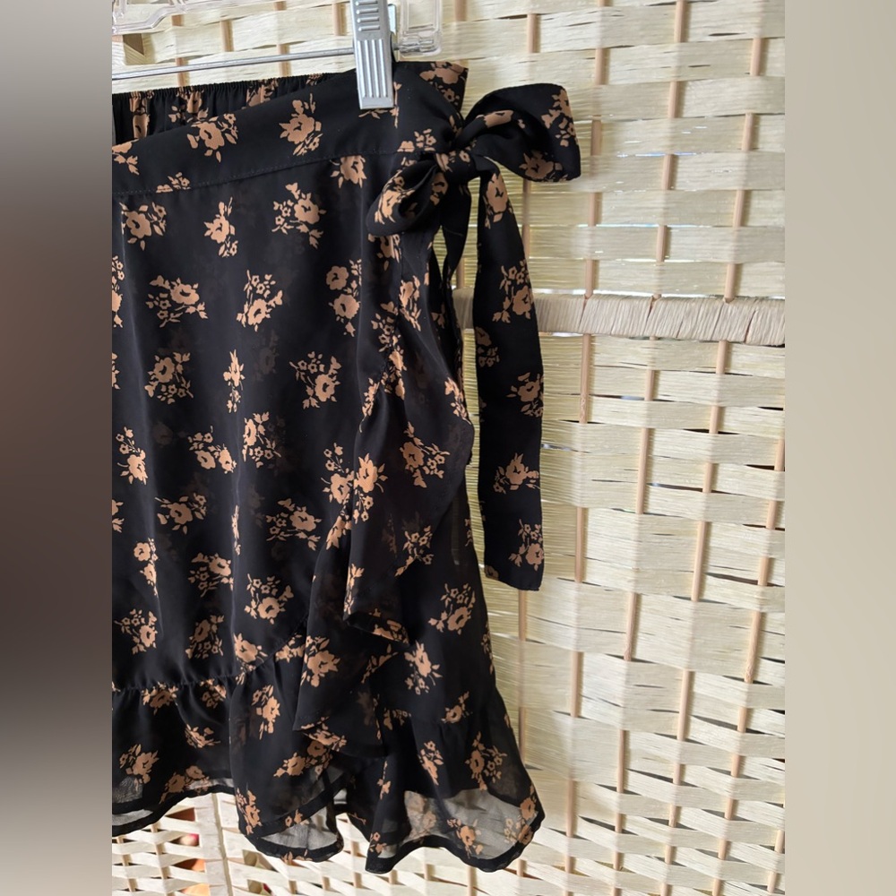 Hollister Mini Wrap Skirt Black and Cream Floral Pattern High Waist SZ L - Picture 4 of 13